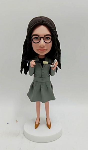 Personalize bobblehead-lady doing makeup